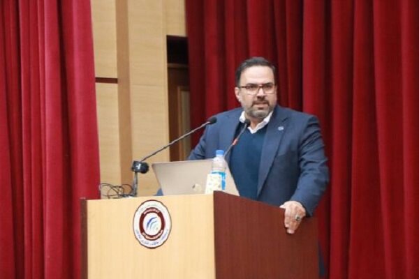 تصویر: رئیس پژوهشگاه ارتباطات و فناوری اطلاعات در حال سخنرانی