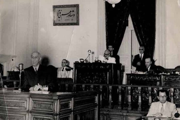 تصویر دکتر محمد مصدق در مجلس