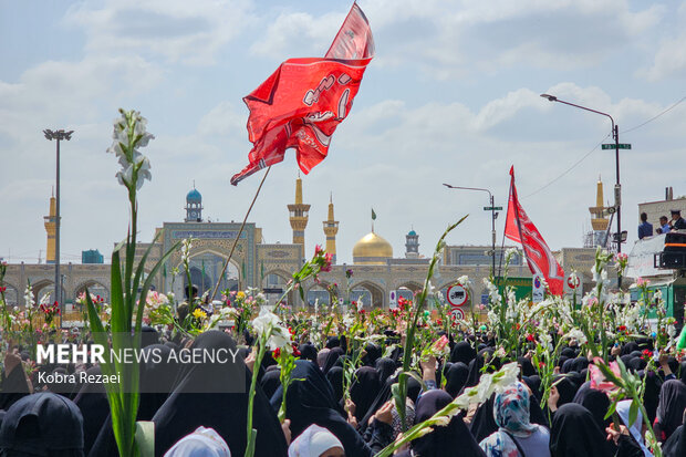 حرم مطهر امام رضا(ع) در شب میلاد جوادالائمه(ع) غرق در گل‌باران شد